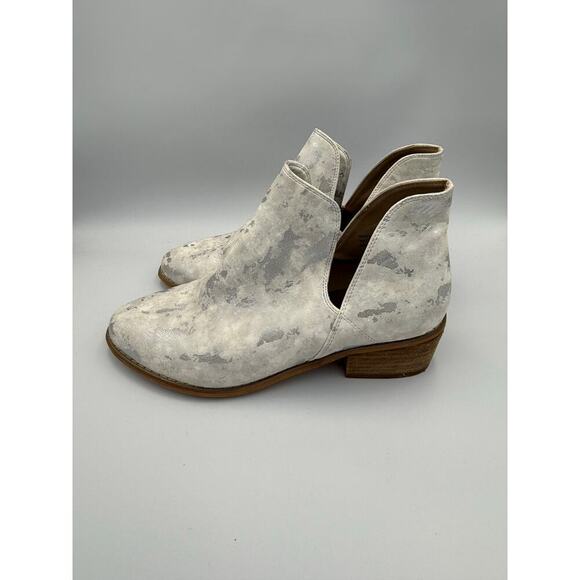 Boutique by Corky's Wayland White & MetallicSilver Ankle Bootie 10 - Picture 2 of 7